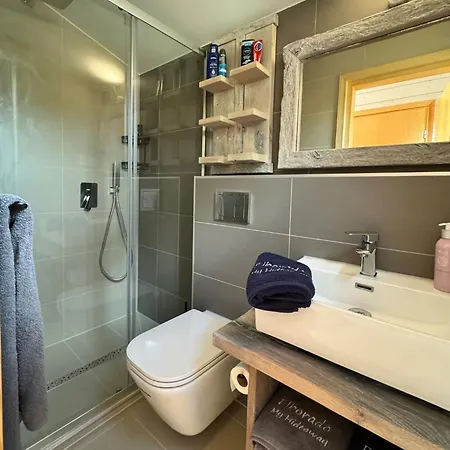 102 Tiny House In Erster Reihe Mit Kamin & Blick Ins Gruene בית נופש